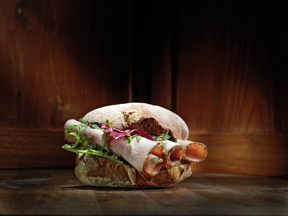 Rustikales Brötchen mit Schinken und Salat