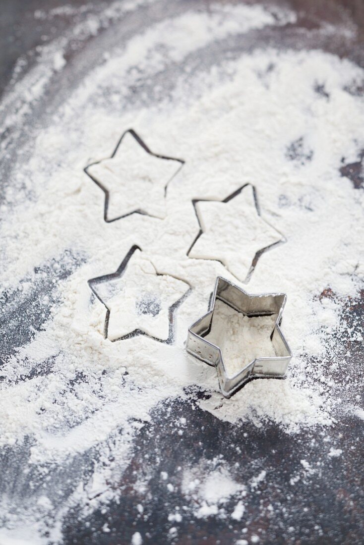 Star-shaped outlines and a star-shaped cutter on a floured work surface