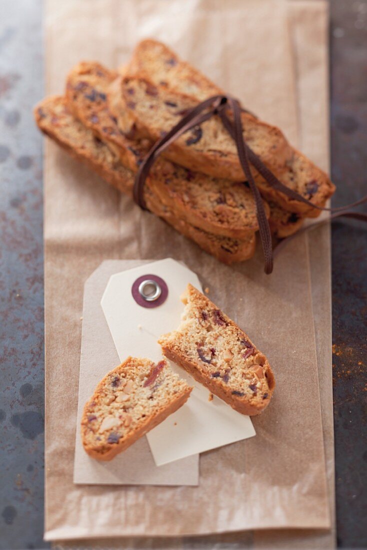 Cantucci cioccolato e mandorle (almond and chocolate biscotti)