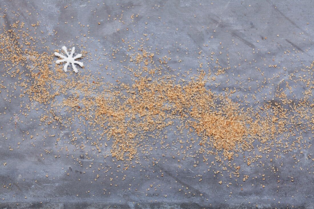 A snowflake made of sugar icing and a dusting of cinnamon sugar