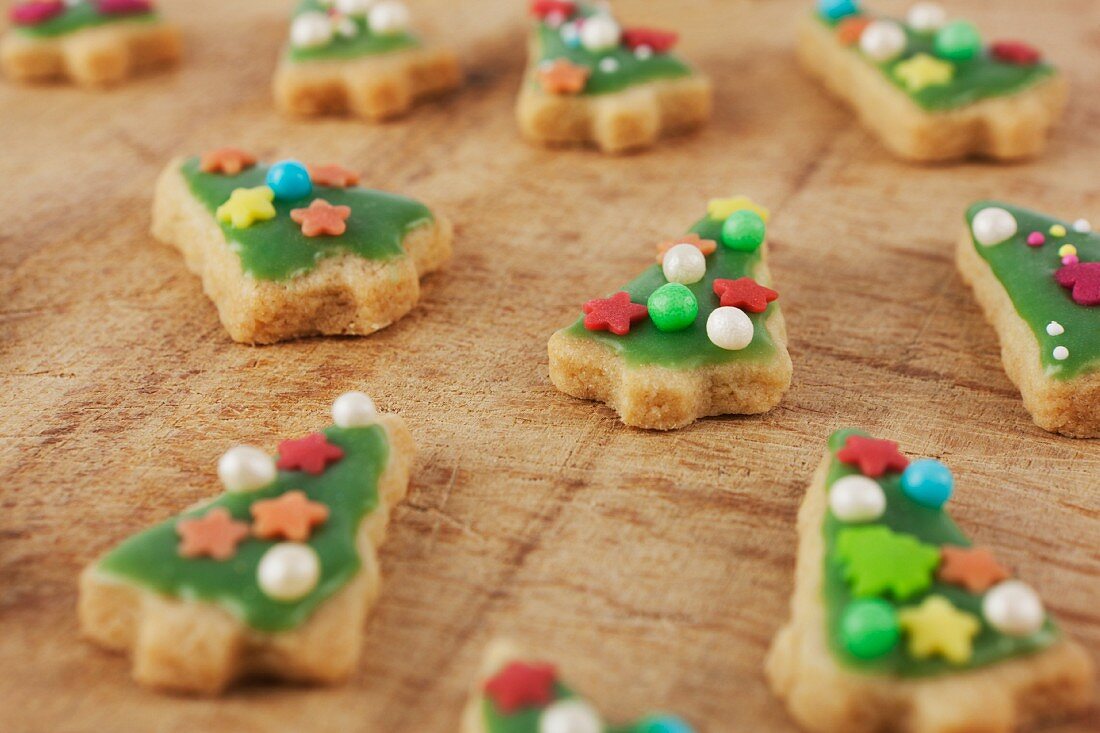 Grüne Tannenbaum-Plätzchen mit Verzierungen zu Weihnachten