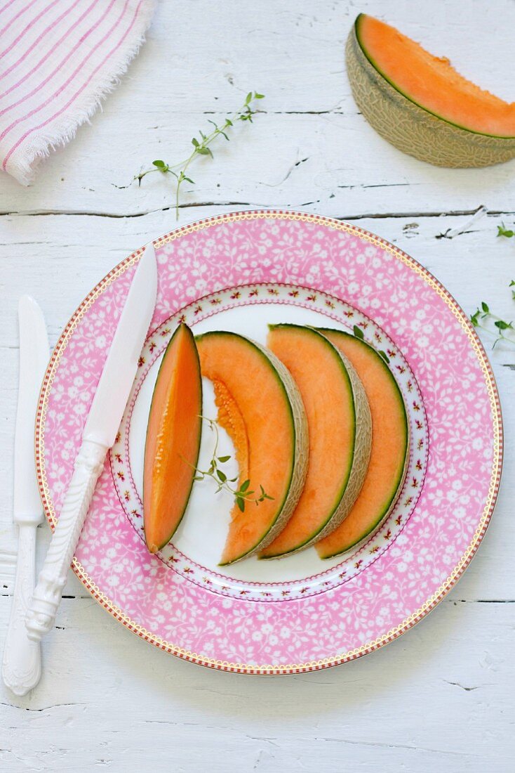 Frische Melonenspalten auf Teller