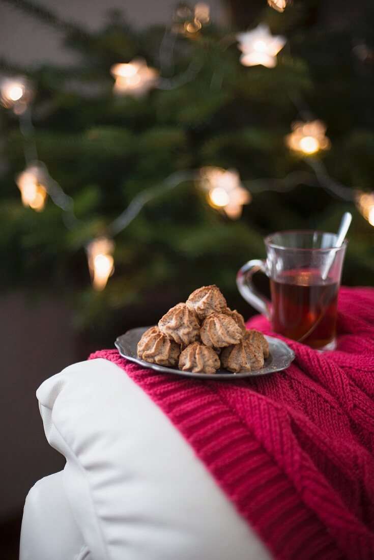 Nussplätzchen und Tee zu Weihnachten