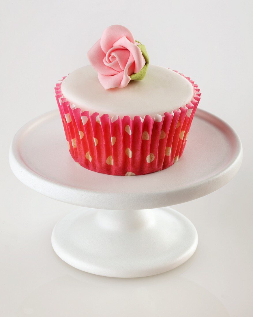 Cupcake mit weisser Glasur und Zuckerrose