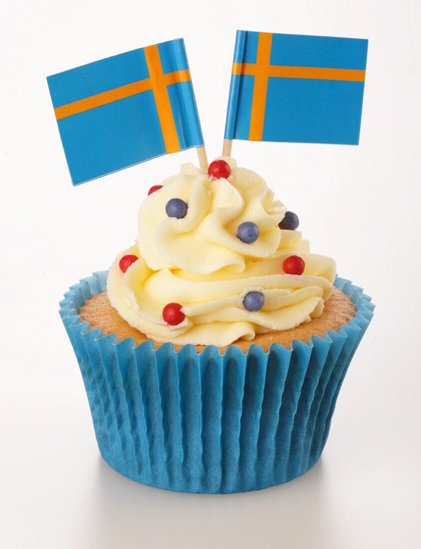 Cupcake mit Buttercreme und Schweden-Flaggen
