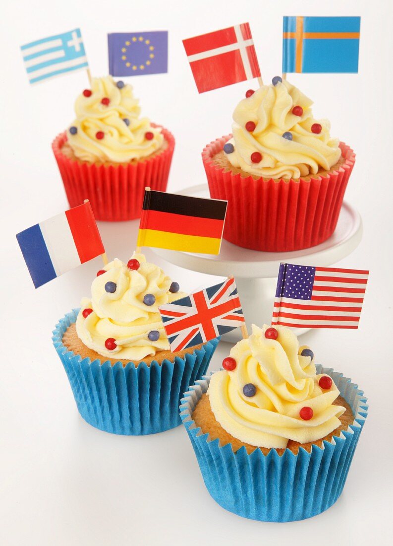 Cupcakes mit Buttercreme und verschiedenen Flaggen