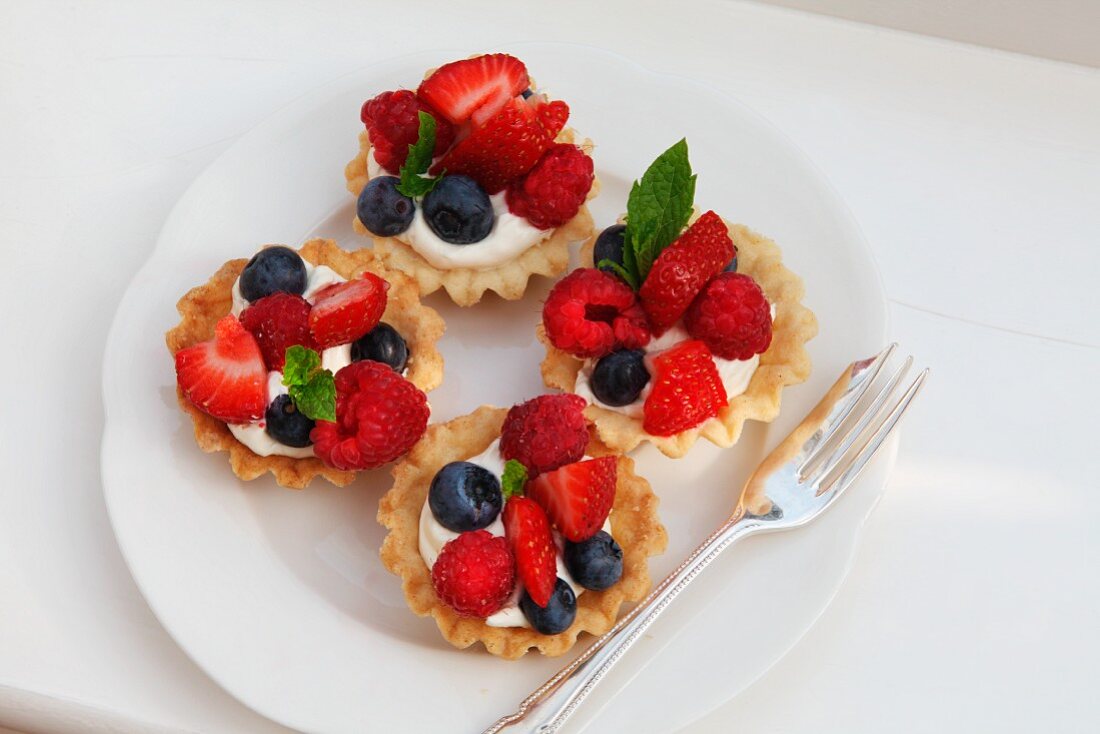 Tartlets with fresh berries and mint