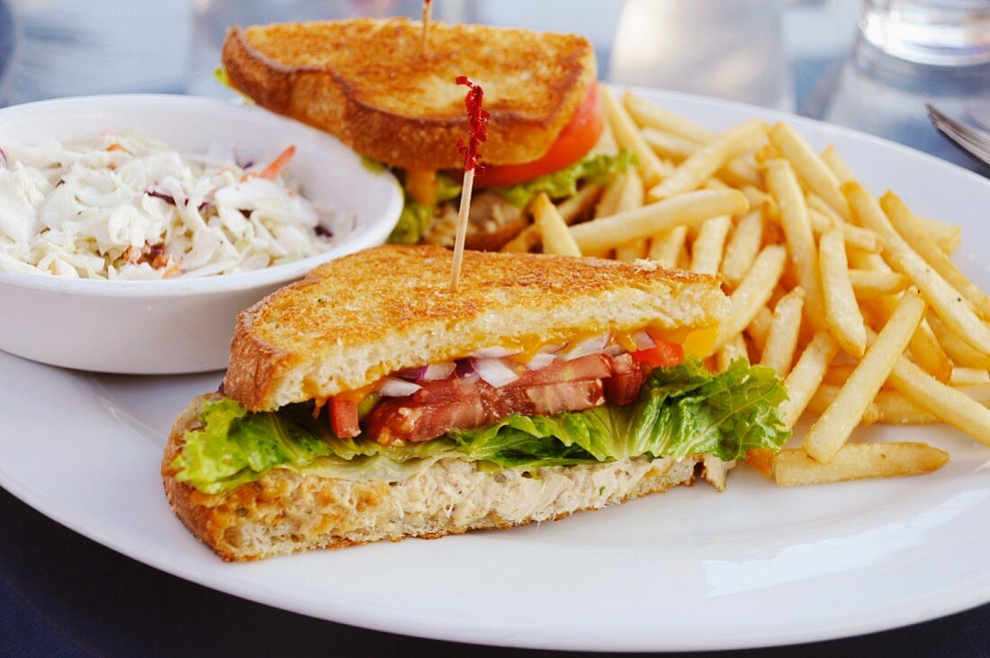 BLT-Sandwich mit Pommes frites und Coleslaw