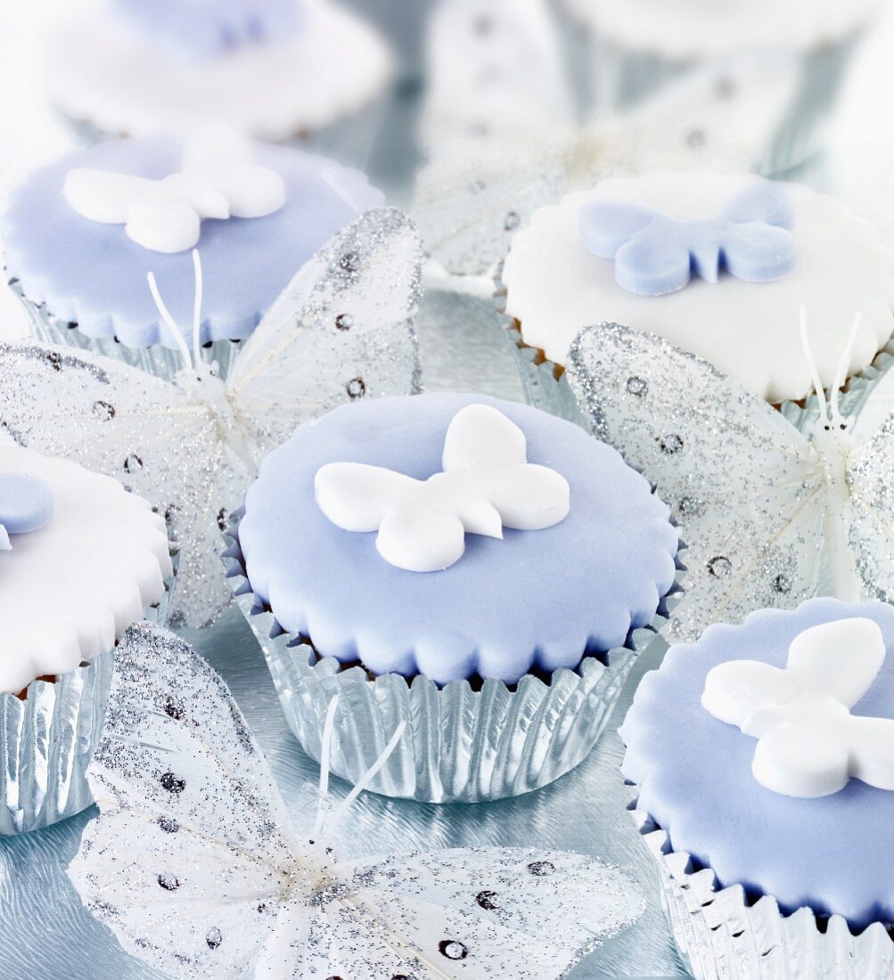 Cupcakes mit Schmetterlingen im Silberpapier