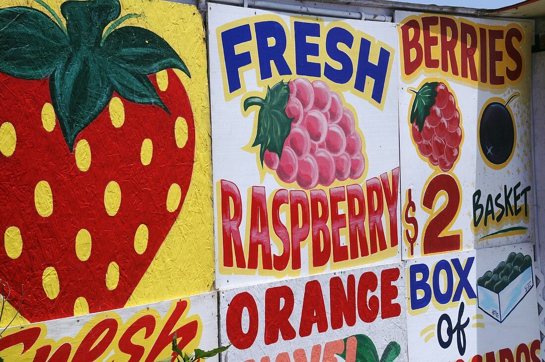 Strassenschild an einem Obststand in Kalifornien (USA)