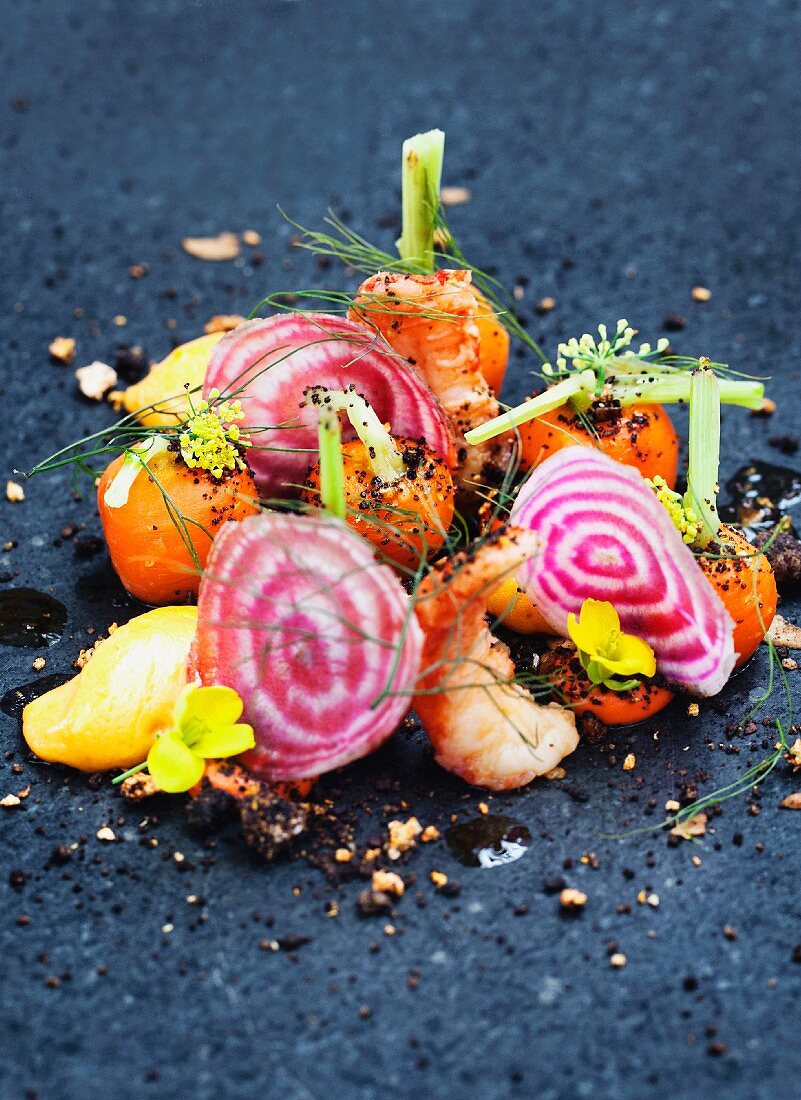 Rote-Bete-Salat mit Möhren, Kräutern und Garnelen