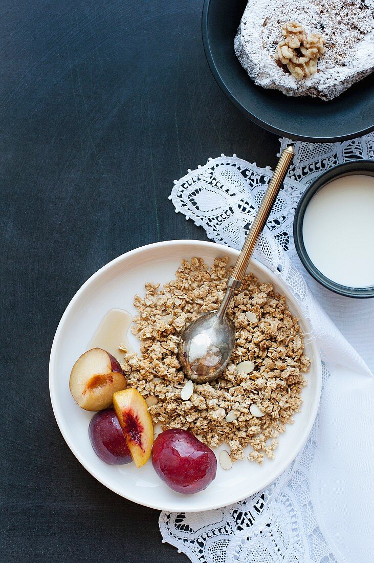 Rolled oats with plums and cream