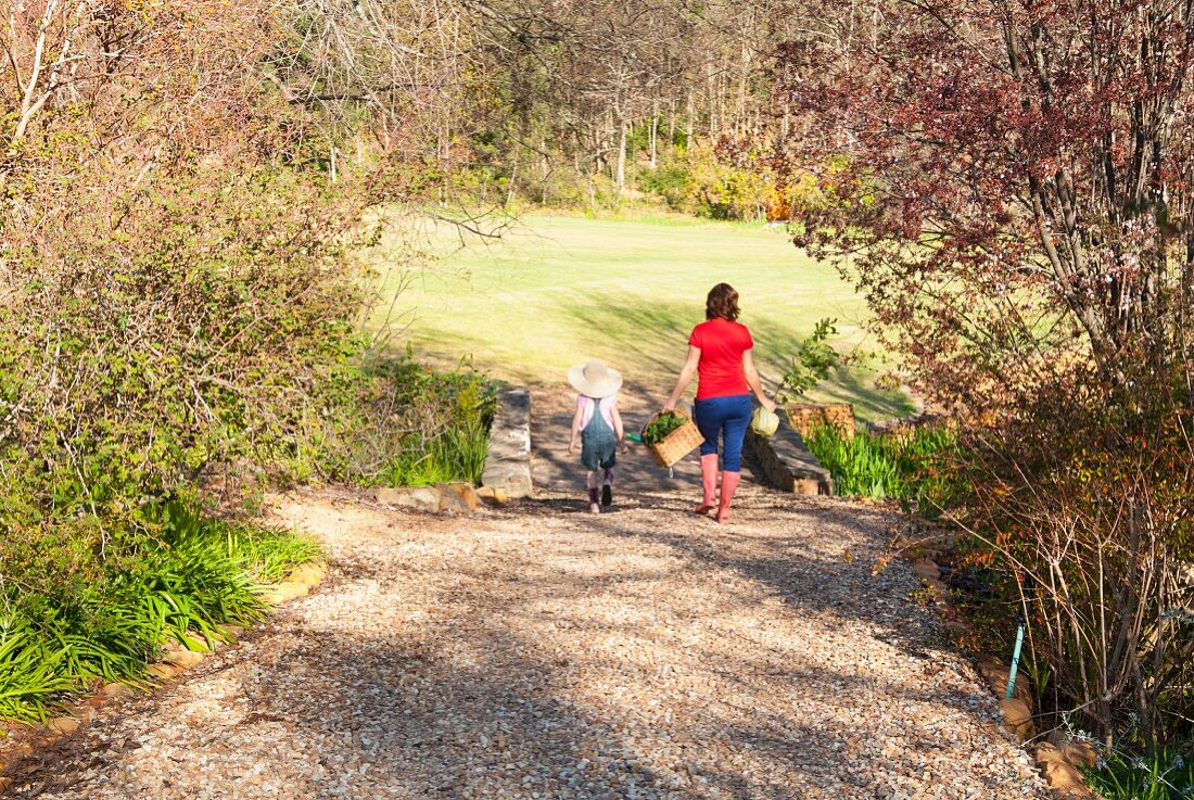 Mutter und Tochter bei der Gartenarbeit