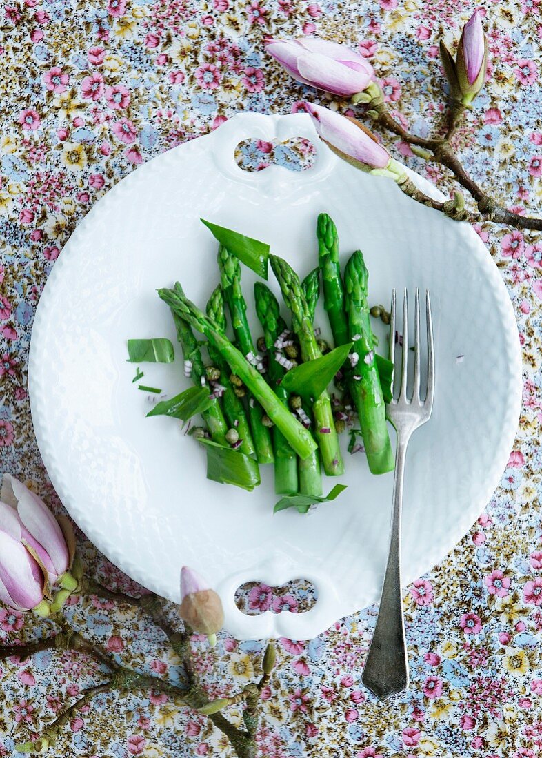 Green asparagus with wild garlic and onions