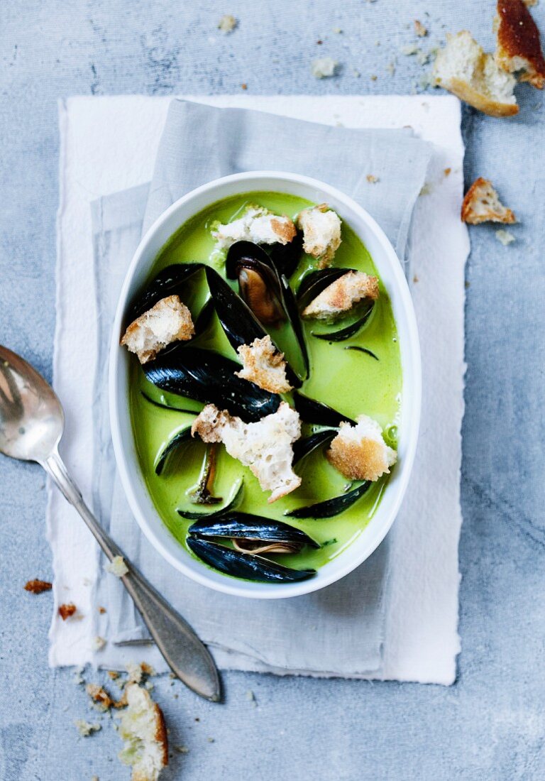 Erbsensuppe mit Miesmuscheln und Weißbrot