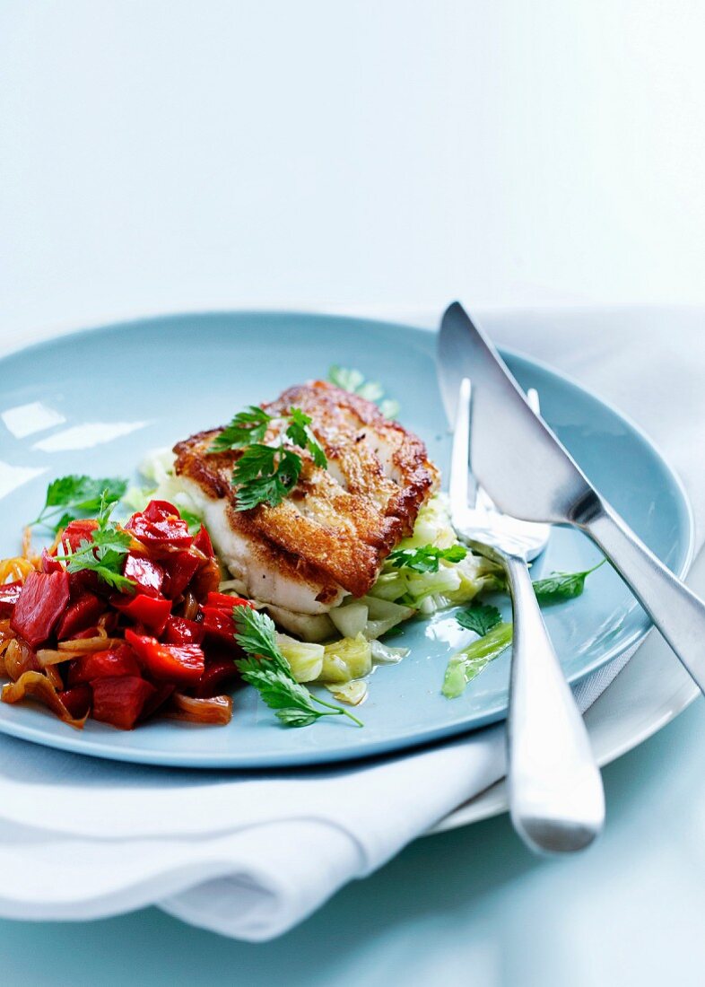 Gebratenes Fischfilet mit Gemüsesalat