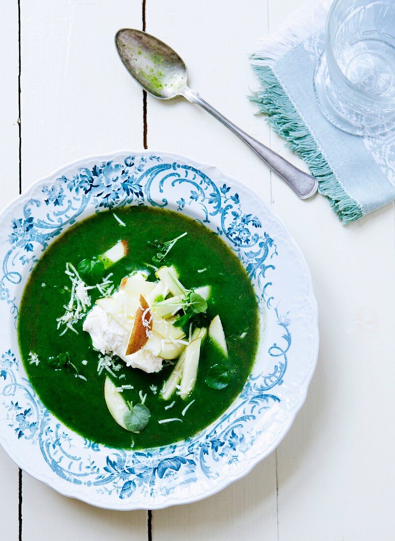 Erbsensuppe mit Fisch und Apfel