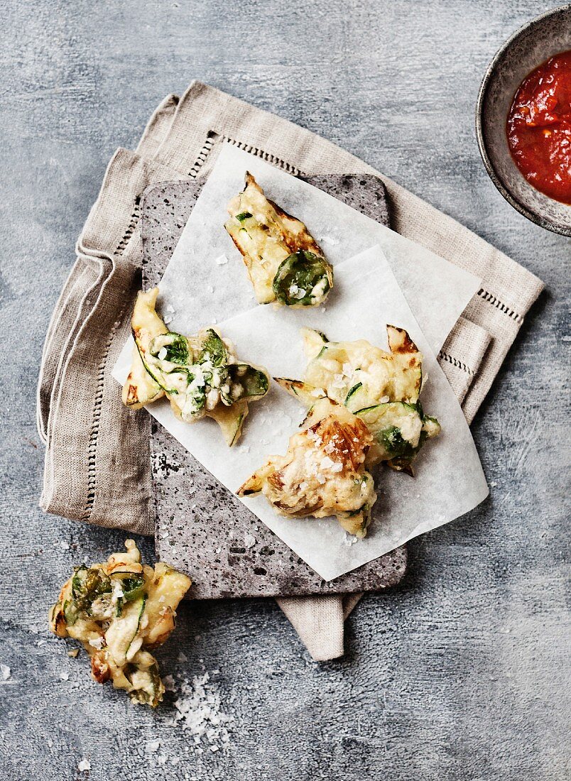 Deep-fried courgette with dip