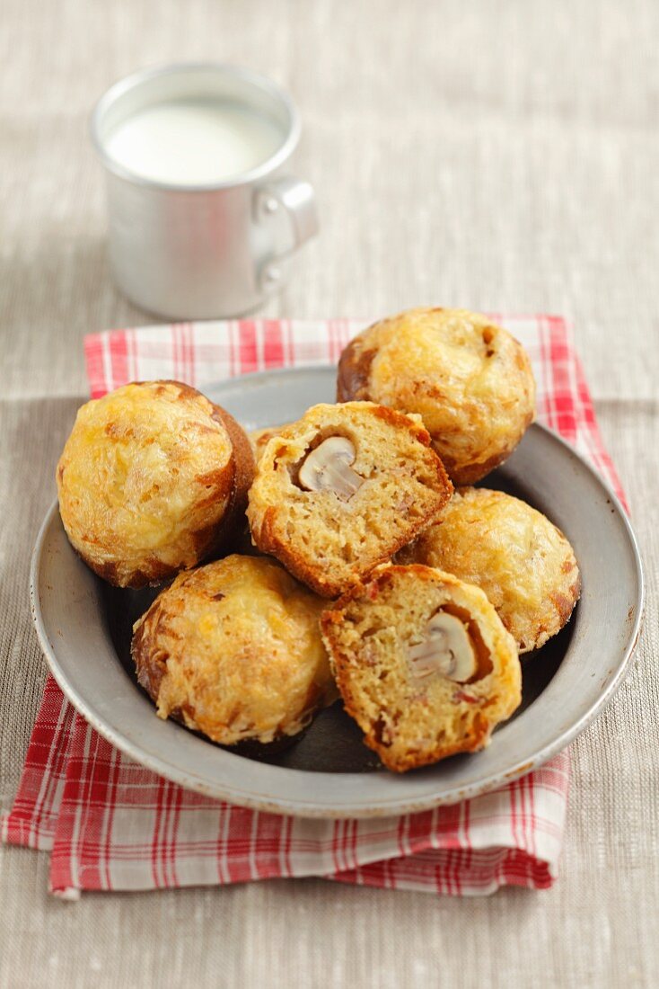 Speck-Zwiebel-Muffins mit Pilzfüllung