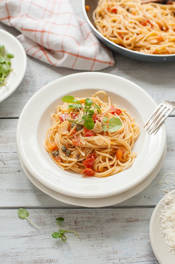 Spaghetti mit Tomaten, Knoblauch, Kapern und frischer Brunnenkresse