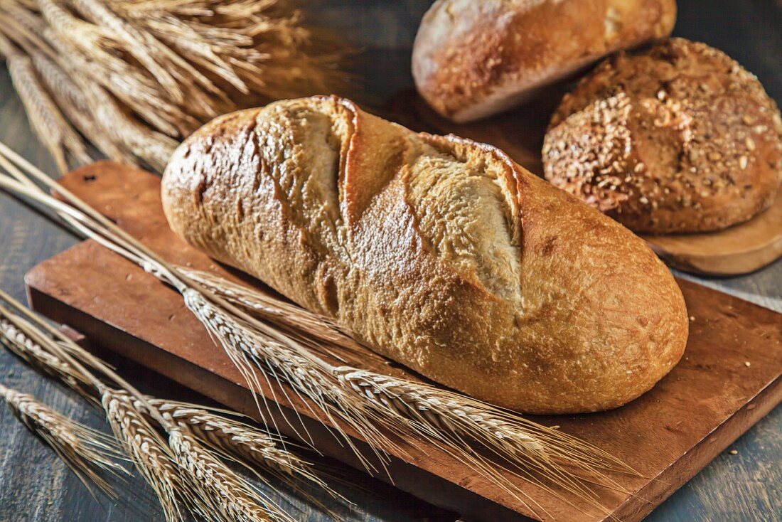 Verschiedene Brote mit Weizenähren