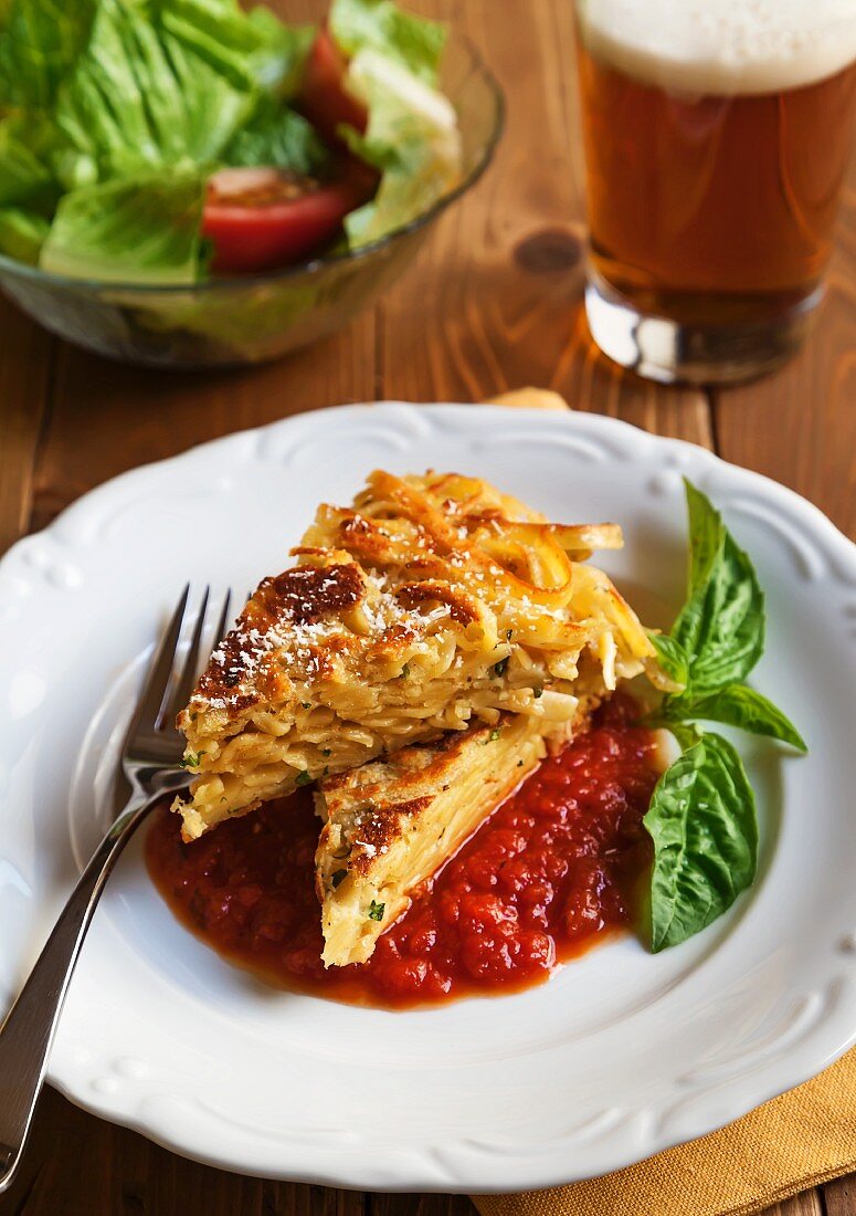 Nudelpie mit Tomatensauce, Salat und Bier