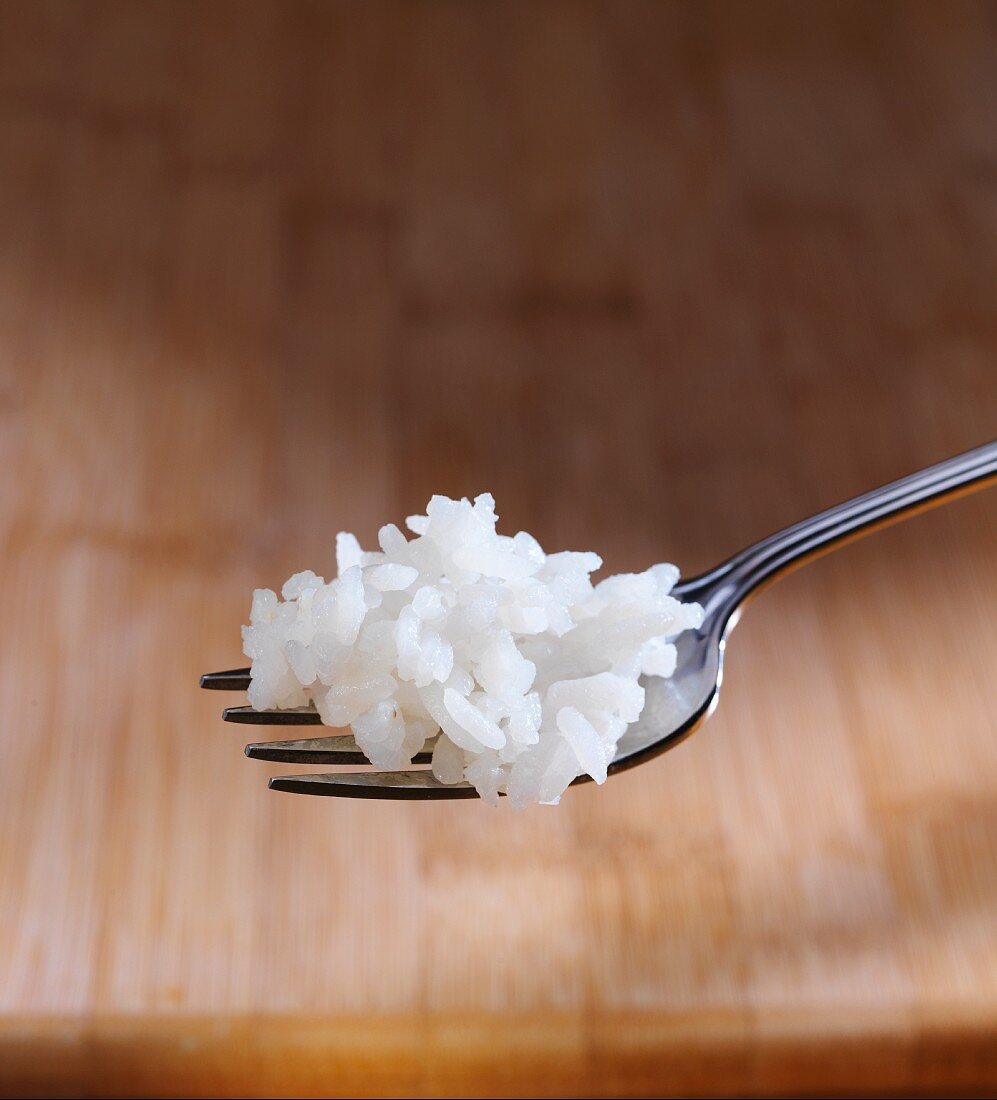Gekochter Reis auf einer Gabel