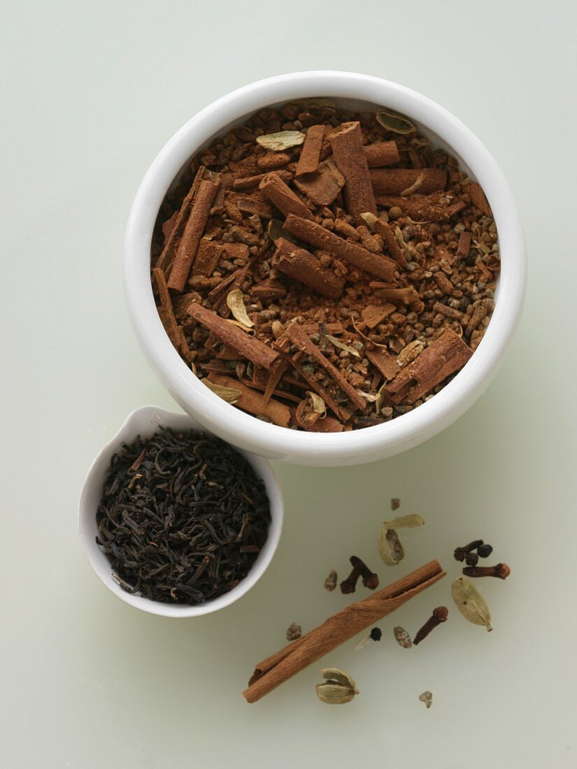 Chai Tee Gewürze mit schwarzem Tee (Zimt, Kardamom, Gewürznelken)