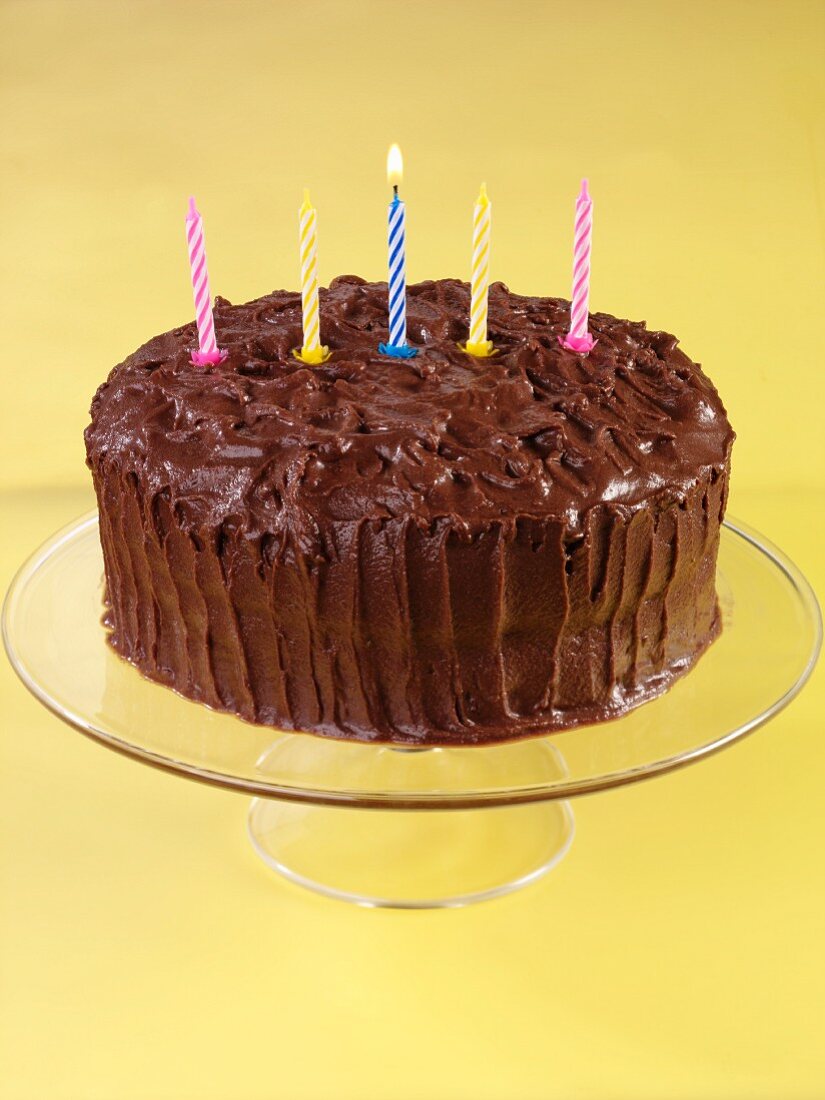 Devils Food Cake (Schokoladentorte, USA) mit Geburtstagskerzen