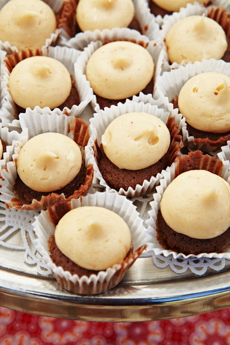 Kleine Kürbis-Cupcakes mit Vanillecreme