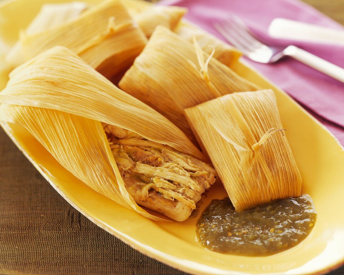 Hähnchen-Tamales (gefüllte Maisblätter, Mexiko) mit Salsa Verde