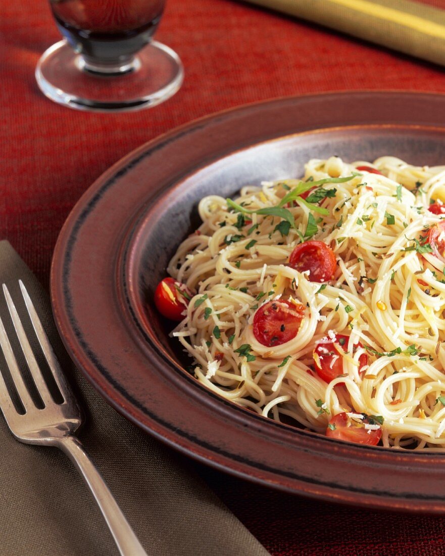 Spaghetti with tomatoes and basil