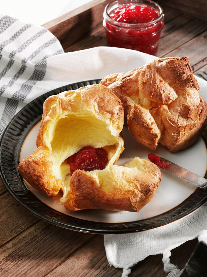 Popovers (Frühstücksgebäck, USA) mit Erdbeermarmelade auf Teller