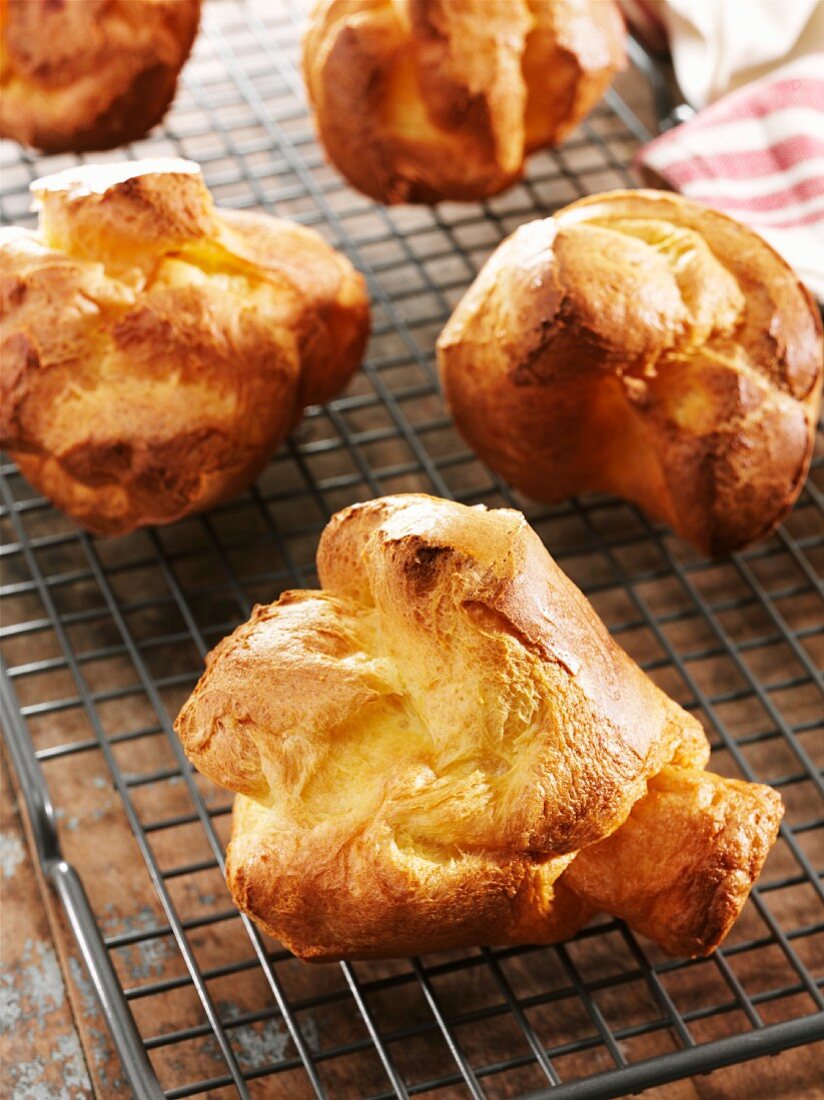 Popovers (Frühstücksgebäck, USA) auf Abkühlgitter