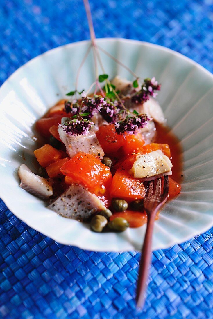 Tomatensalat mit Matjes und Kapern