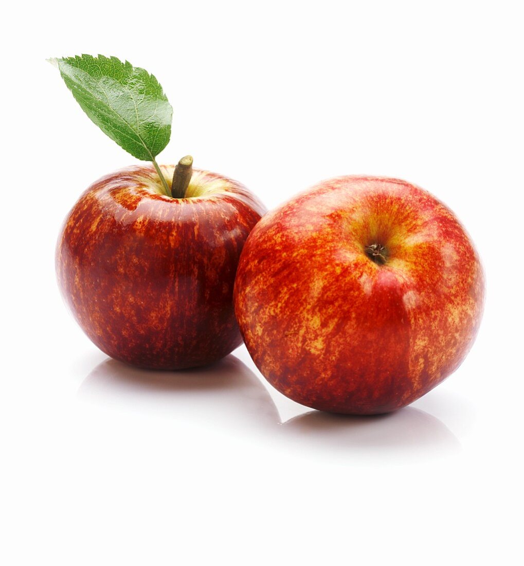 Two apples of the variety 'Red Delicious'