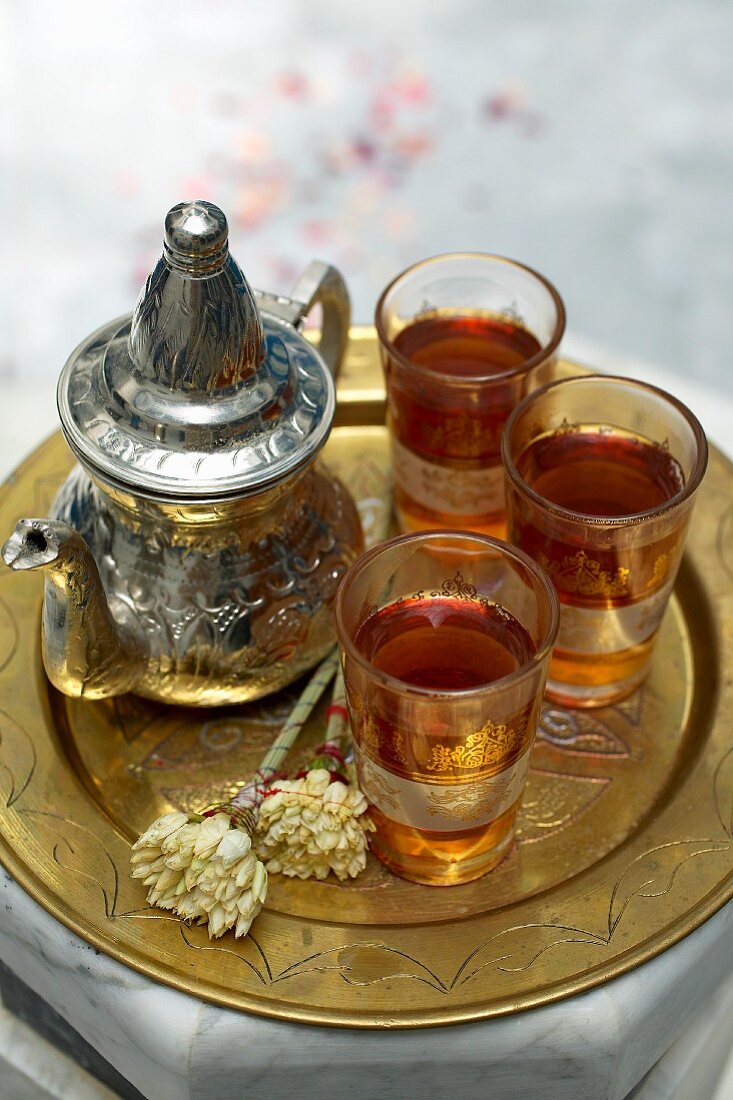 Tee in Silberkanne und Gläsern (Tunesien)
