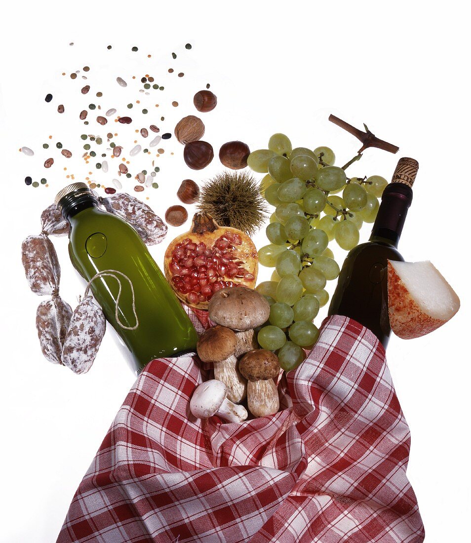 Italienische Lebensmittelvielfalt über rot-weiss karierter Tischdecke