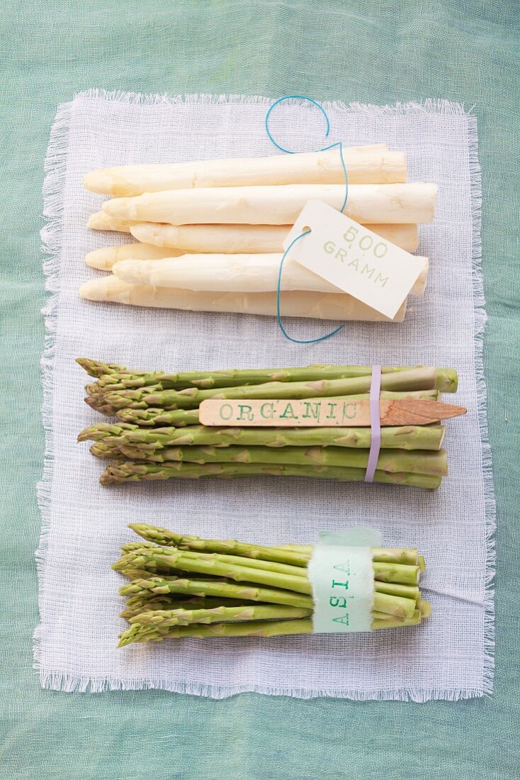 White and green asparagus