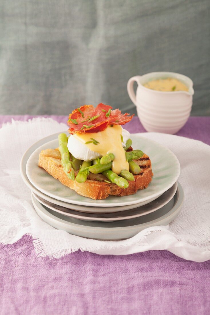 Eggs Benedict with green asparagus