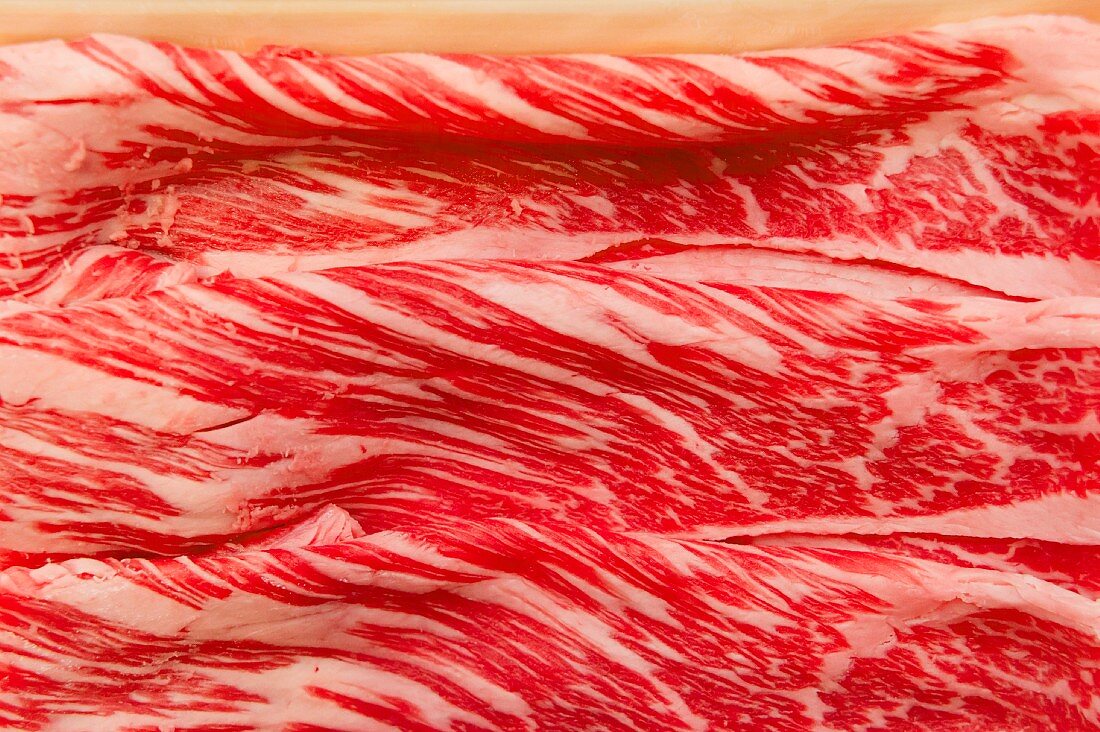 Hauchdünn geschnittenes Rindfleisch vom Wagyu-Rind (Nahaufnahme)