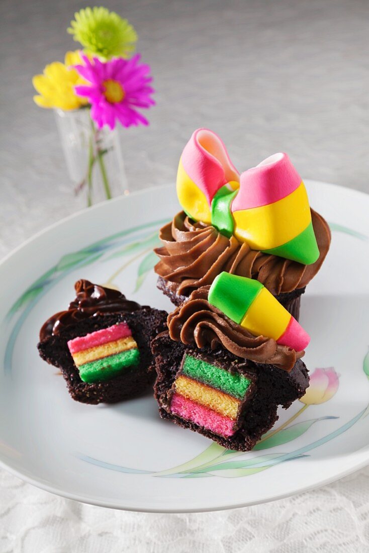 Schokoladen-Cupcake mit Regenbogen-Cookie gefüllt