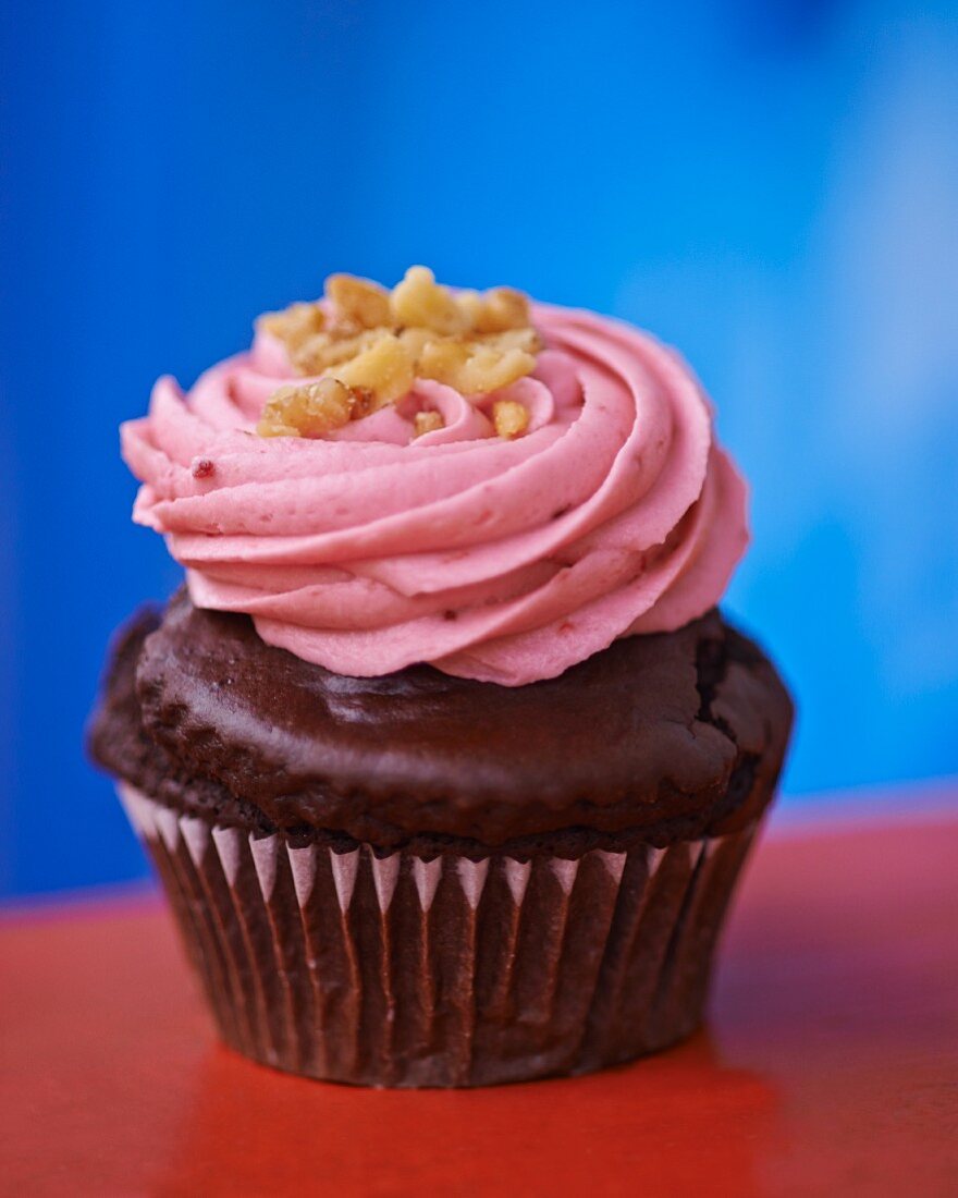 Schoko-Cupcake mit rosa Frosting