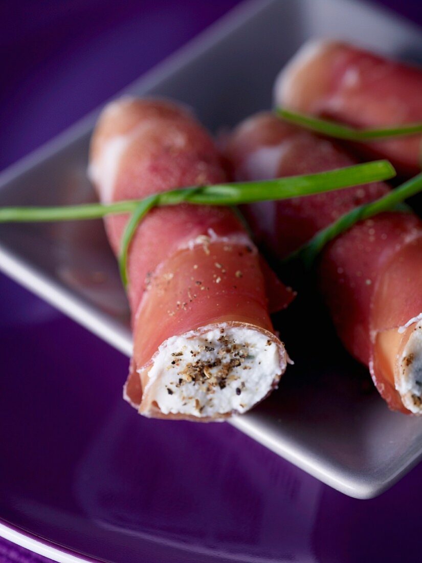 Parmaschinkenröllchen mit Ricotta-Thymian-Füllung