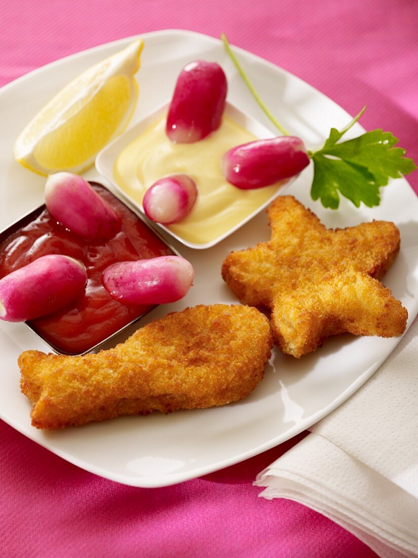 Panierter Fisch mit rotem und weißem Dip