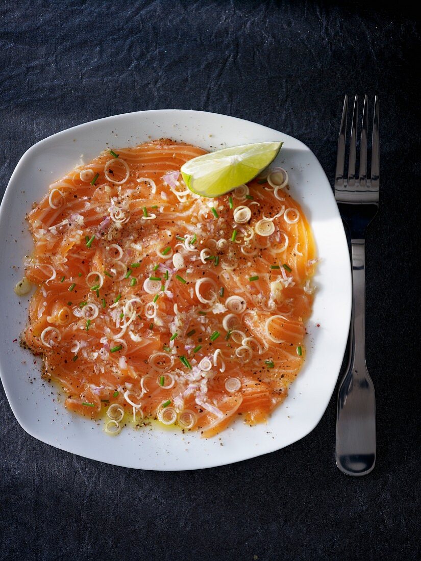 Carpaccio of salmon with onion and lemon