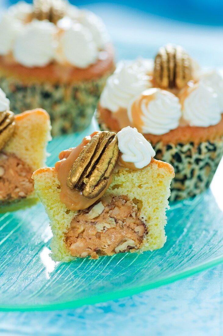 Cupcakes mit Nussfüllung und mit Toffee, Pekannuss und Sahnehaube