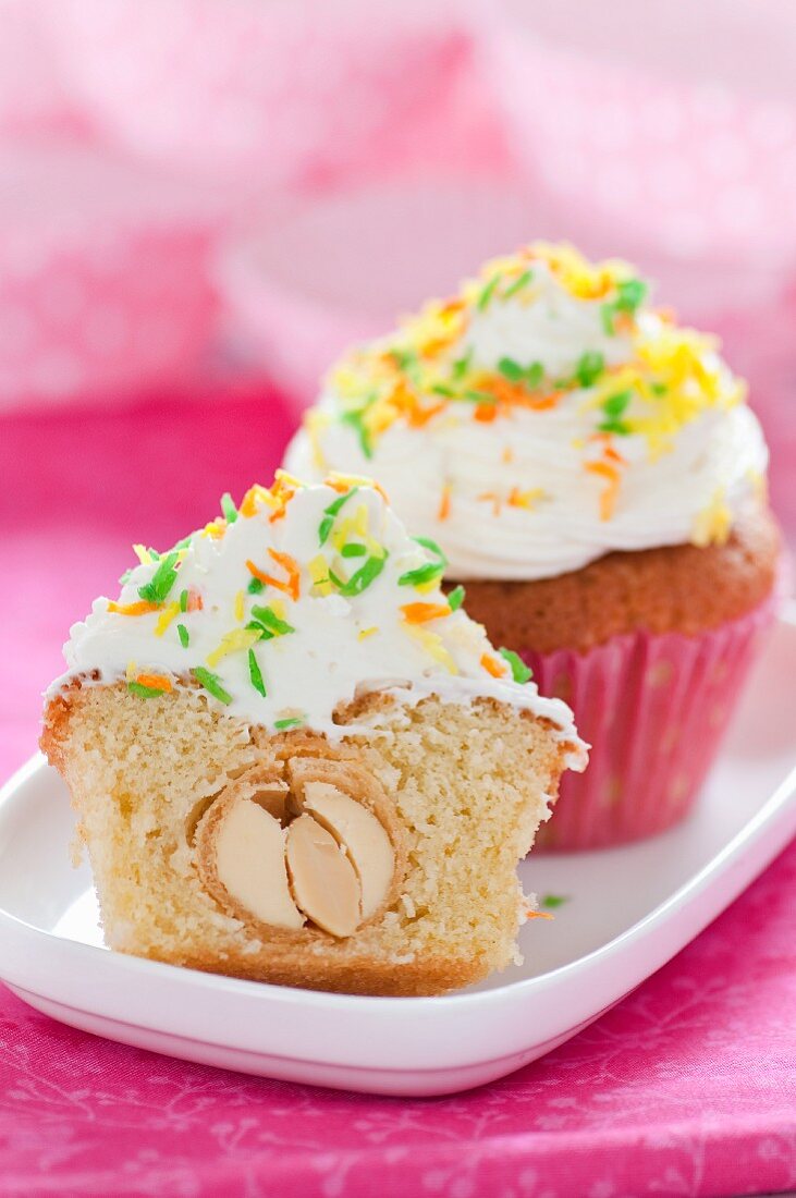 Cupcakes mit Kokospraline gefüllt und mit Frischkäse-Sahne-Creme