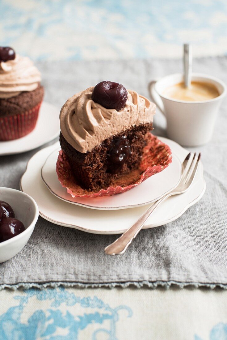 Halber Kirsch-Cupcake mit Schokosahne