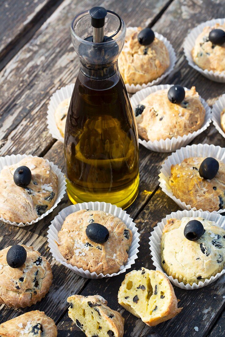 Oliven-Cupcakes und toskanisches Olivenöl in der Flasche